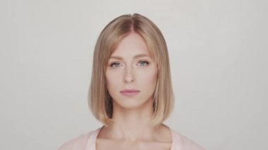 Genç, güzel ve doğal sarışın bir kadının stüdyo portresi. Yüz gerdirme, kozmetik ve makyaj konsepti.