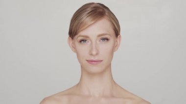 Genç, güzel ve doğal sarışın bir kadının stüdyo portresi. Yüz gerdirme, kozmetik ve makyaj konsepti.