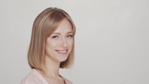 Studio Portret Van Jonge Mooie Natuurlijke Blonde Vrouw Gezichtsheffen Cosmetica — Stockvideo