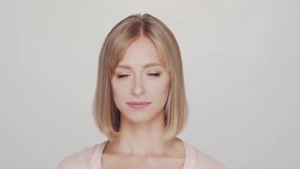 Studio Porträtt Ung Vacker Och Naturlig Blond Kvinna Ansiktslyftning Kosmetika — Stockvideo