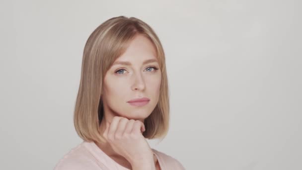 Studio Porträtt Ung Vacker Och Naturlig Blond Kvinna Som Tillämpar — Stockvideo