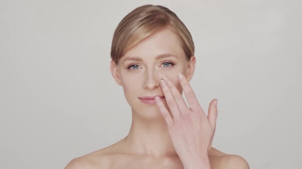 Studio Portrait Young Beautiful Natural Blond Woman Applying Skin Care — Stock Video