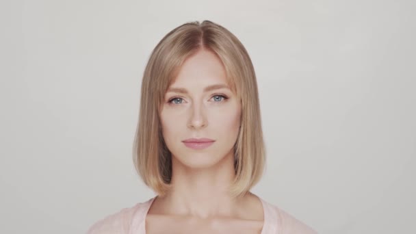 Studio Portrét Mladé Krásné Přírodní Blondýny Zvedání Obličeje Kosmetika Koncept — Stock video
