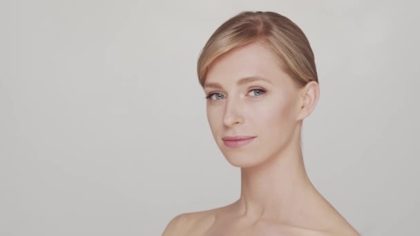 Studio Portrét Mladé Krásné Přírodní Blond Ženy Aplikující Krém Péči — Stock video