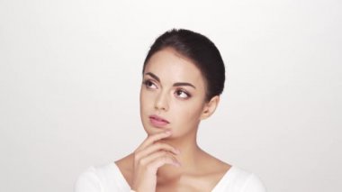 Genç ve güzel esmer kadının stüdyo portresi. Neşeli, pozitif ve doğal bir kız.