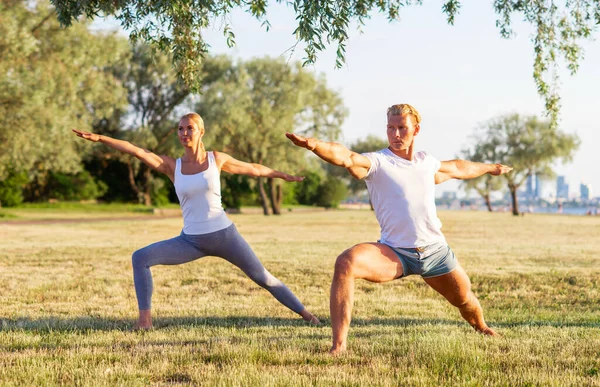 Fit Homme Belle Femme Pratiquant Yoga Plein Air Sur Herbe — Photo