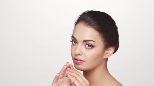 Studio Portrait Jeune Belle Femme Brune Sur Fond Blanc Soins — Video