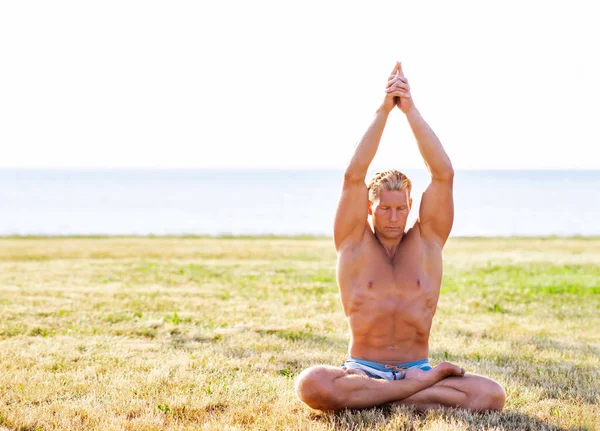 Convient Bel Homme Pratiquant Yoga Plein Air Sur Herbe Mer — Photo