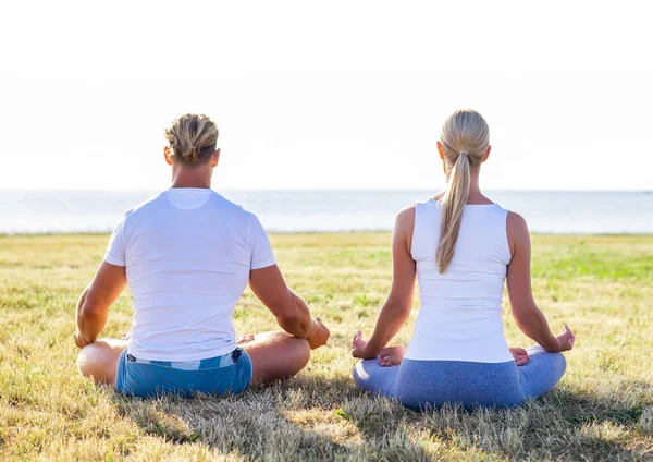 Fitter Mann Und Schöne Frau Beim Yoga Freien Auf Dem — Stockfoto