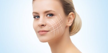 Genç, güzel ve sağlıklı bir kadının plastik cerrahi tedaviye hazır portresi. Oklu kolaj.