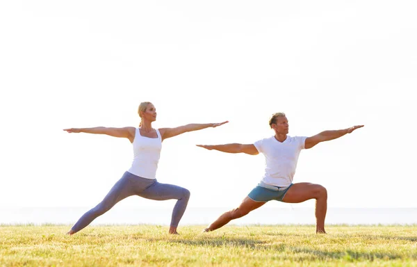 Hombre Mujer Hermosa Practicando Yoga Aire Libre Hierba Mar Cielo Imagen de stock