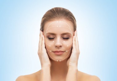 Genç, güzel ve sağlıklı bir kadının plastik cerrahi tedaviye hazır portresi. Oklu kolaj.