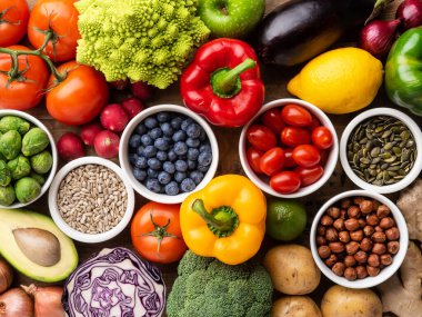 Sağlıklı yiyecekler: taze sebzeler, meyveler ve süper yiyecekler. Beslenme, diyet, vejetaryen gıda konsepti. Ahşap arkaplan