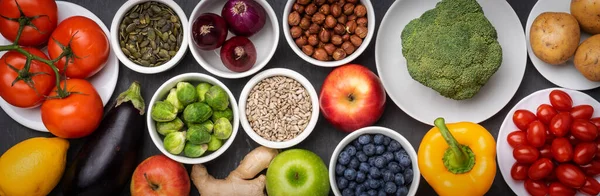 Sağlıklı yiyecekler: taze sebzeler, meyveler ve süper yiyecekler. Beslenme, diyet, vejetaryen gıda konsepti. Somut arkaplan