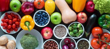 Sağlıklı yiyecekler: taze sebzeler, meyveler ve süper yiyecekler. Beslenme, diyet, vejetaryen gıda konsepti. Somut arkaplan