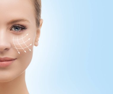 Genç, güzel ve sağlıklı bir kadının plastik cerrahi tedaviye hazır portresi. Oklu kolaj.