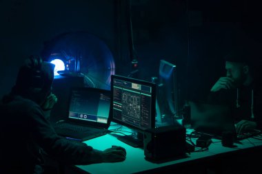 Bilgisayar korsanları birden fazla bilgisayar kullanarak sunucuyu kırıyor ve virüslü fidye virüsü kullanıyor. Siber suçlar, bilgi teknolojisi, posta düzenleme kavramı.