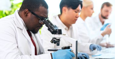 Laboratuvarda çalışan bir bilim adamı. Doktorlar tıbbi araştırma yapıyor. Laboratuvar aletleri: mikroskop, test tüpleri, ekipmanlar. Biyoteknoloji, kimya, bilim, deneyler ve sağlık konsepti. Gün ışığı ve