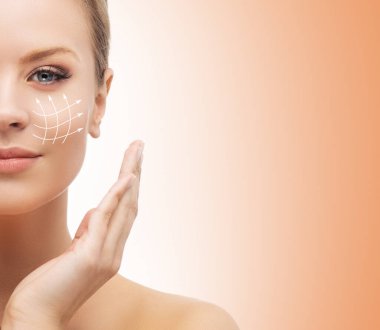 Yüzünde oklar olan genç, güzel ve sağlıklı bir kadın. Spa, ameliyat, yüz gerdirme ve makyaj konsepti