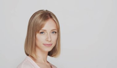 Genç, güzel ve doğal sarışın bir kadının stüdyo portresi. Yüz gerdirme, kozmetik ve makyaj konsepti.