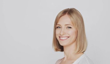 Genç, güzel ve doğal sarışın bir kadının stüdyo portresi. Yüz gerdirme, kozmetik ve makyaj konsepti.