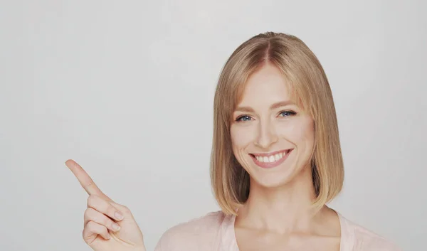 Studio Portret Van Gelukkige Expressieve Jonge Blonde Vrouw Vrolijk Positief — Stockfoto