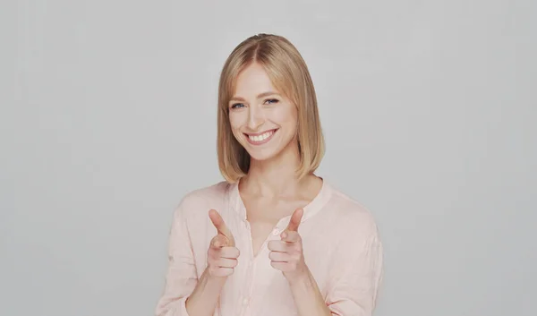 Studioporträt Einer Glücklichen Und Ausdrucksstarken Jungen Blonden Frau Fröhliches Positives — Stockfoto