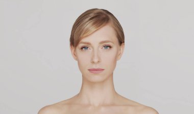 Genç, güzel ve doğal sarışın bir kadının stüdyo portresi. Yüz gerdirme, kozmetik ve makyaj konsepti.