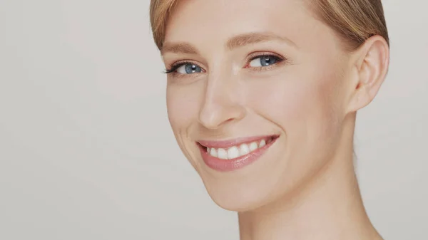 Studio Porträtt Ung Vacker Och Naturlig Blond Kvinna Ansiktslyftning Kosmetika — Stockfoto