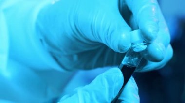 Bilimsel laboratuvardan yakın çekim görüntüleri. Salgın hastalıklar, sağlık hizmetleri, aşı araştırmaları ve Coronavirus covid-19 test kavramları.