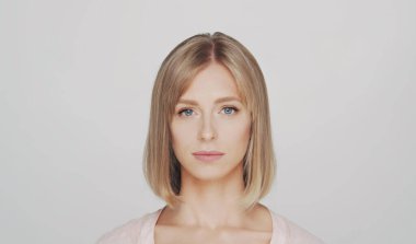 Genç, güzel ve doğal sarışın bir kadının stüdyo portresi. Yüz gerdirme, kozmetik ve makyaj konsepti.