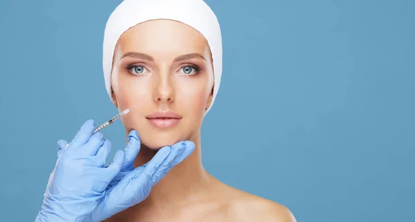 医生在一个年轻女人漂亮的脸上注射 整形外科 皮肤摘除和美学医学概念 — 图库照片