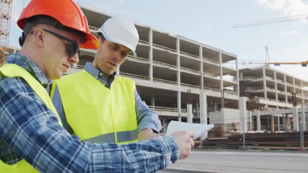 Constructores Profesionales Pie Frente Obra Capataz Ingeniero Civil Sombreros Chalecos — Vídeos de Stock