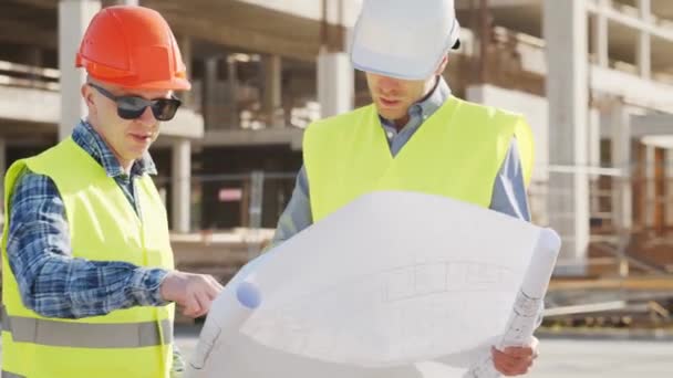Profesionální Stavitelé Stojí Před Staveništěm Foreman Stavební Inženýr Přilbách Vestách — Stock video