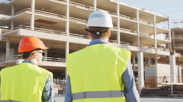 Profesjonalni Budowniczowie Stojący Przed Placem Budowy Foreman Inżynier Budowlany Twardych — Wideo stockowe