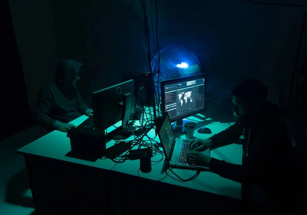 Cercasi Hacker Che Codificano Ransomware Virus Utilizzando Computer Portatili Computer — Foto Stock