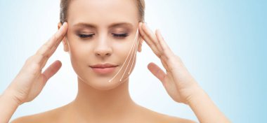 Güzel bir kızın yüzü. Estetik cerrahi, cilt gerdirme, kaplıca, kozmetik ve tıp konsepti.