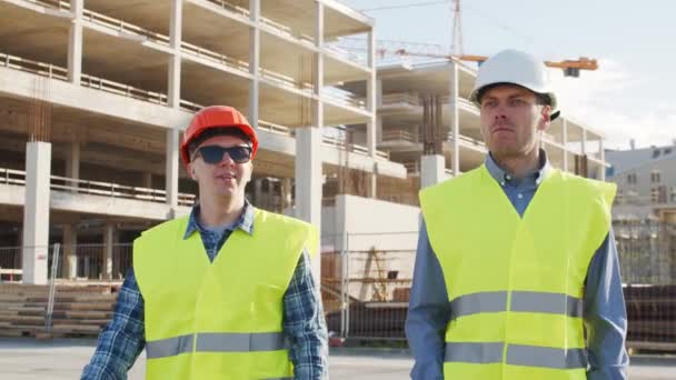 Профессиональные Строители Стоят Перед Строительной Площадкой Форман Инженер Строитель Касках — стоковое видео