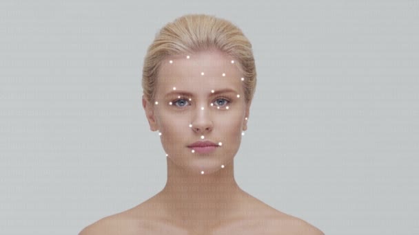 Портрет Привлекательной Женщины Сверкающей Сеткой Лице Face Security Facial Recognition — стоковое видео