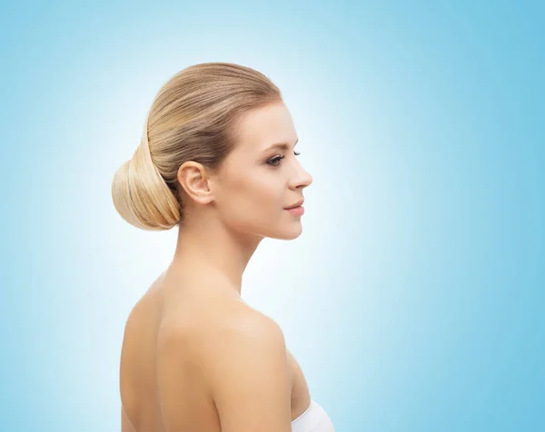 青い背景の上に美しい少女の顔 整形外科 皮膚リフティング 化粧品 医学の概念 — ストック写真