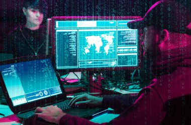 Aranan hackerlar virüs fidye yazılımını bodrumdaki bilgisayar ve dizüstü bilgisayarlarla kodluyorlar. Siber saldırı, sistem kırma ve kötü amaçlı yazılım kavramı.