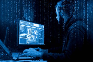 Hacker birden fazla bilgisayar ve virüslü fidye virüsü kullanarak sunucuyu kırıyor. Siber suçlar, bilgi teknolojisi, posta düzenleme kavramı.