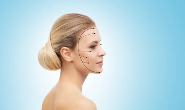 Yüzünde oklar olan genç, güzel ve sağlıklı bir kadın. Spa, ameliyat, yüz gerdirme ve makyaj konsepti