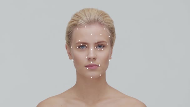 Retrato Mulher Bonita Com Uma Grade Digitalização Identificação Facial Segurança — Vídeo de Stock