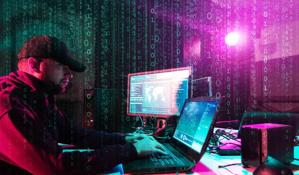 Víruszsaroló Programokat Kódolt Laptopokkal Számítógépekkel Alagsorban Cyber Támadás Rendszertörés Rosszindulatú — Stock Fotó