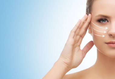 Genç, güzel ve sağlıklı bir kadının plastik cerrahi tedaviye hazır portresi. Oklu kolaj.