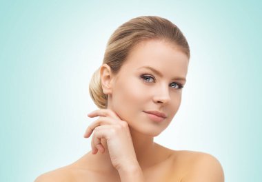 Cyan geçmişi olan güzel bir kızın yüzü. Estetik cerrahi, cilt gerdirme, kaplıca, kozmetik ve tıp konsepti.