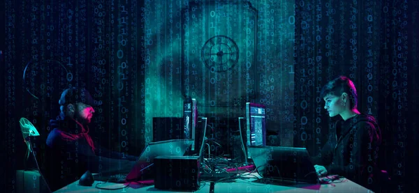 İnternet dolandırıcılığı, darknet, veri hırsızlığı, siber suç konsepti. Hükümet sunucusuna hackerlar saldırdı. Tehlikeli suçlular bodrumda virüs programları kodluyorlar..