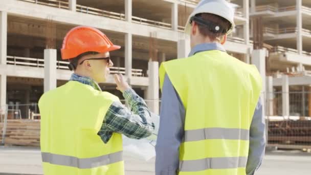 Constructores Profesionales Pie Frente Obra Capataz Ingeniero Civil Sombreros Chalecos — Vídeos de Stock