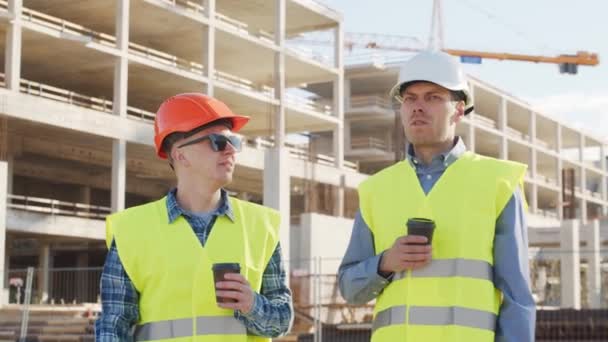 Constructeurs Professionnels Debout Devant Chantier Construction Contremaître Ingénieur Civil Casquettes — Video